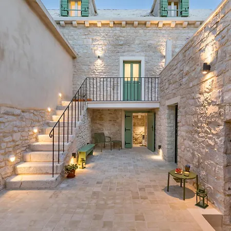 Casa Cava Pucisca